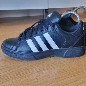Adidas original sneakers - Använda en handfull gånger, så inga slitningar, märken eller annat.  
