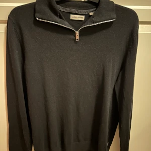 Svart Half Zip - Tja säljer en svart Half Zip hoodie från Jack & Jones. Strl M, nypris 599kr. Fraktar gärna, finns och hämta i Bollebygd annars!