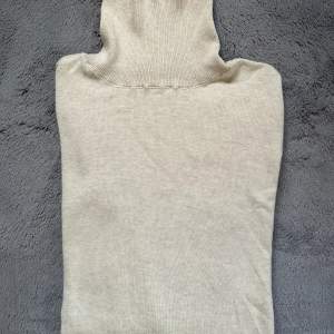 En tunn långärmad tröja i storlek M från Matinique. Använd några få gånger men fortfarande i mycket fint skick. 