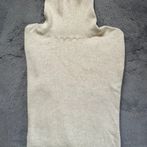Ljusbeige/sand tröja med hög krage - En tunn långärmad tröja i storlek M från Matinique. Använd några få gånger men fortfarande i mycket fint skick. 