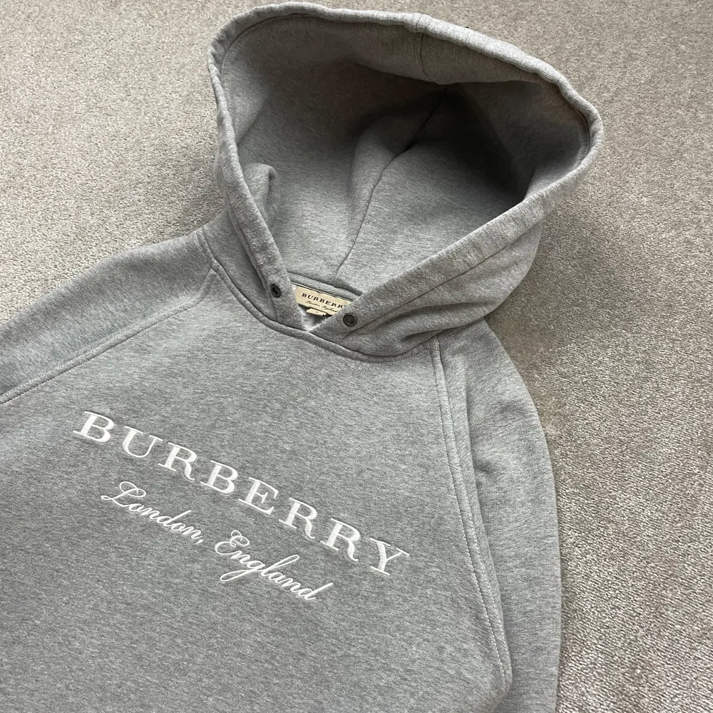 Burberry hoodie | Skick: 9/10 | Storlek: small | Nypris: 5000 kr | Pris: 2299 kr | Tillbehör: inget | Fler frågor? Hör av dig isåfall!. Hoodies.