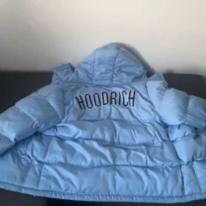 Jacka  - Jackan är i fint skick och knappt använd jag köpte den själv för 2000kr säljer den pågrund av att den inte passar mig 