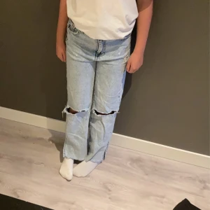 Jeans (med hål i sig) - Jeans med hål på knäna✌🏻 Bekväma och bra i storlek🛍️ Mycket bra skick💞