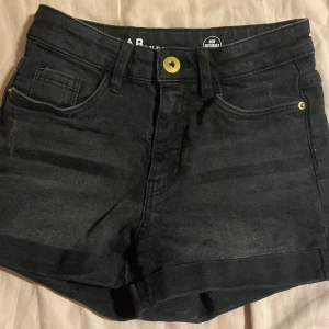 Jeansshorts  - Den är i bra skick och har inga fläckar eller är i sönder🩷