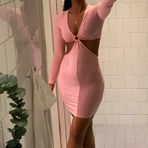 Rosa klänning  - Helt ny klänning har använt den  en gång 