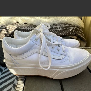 Vans i stl 35 men mer som 36 - Säljer mina Vans plattform som jag använt kanske 5 gånger. Står stl 35 men jag har 36 och de sitter perfekt . 