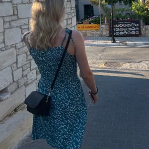 NA-KD väska - Använd vid två tillfällen.  NY SKICK, inga skador eller märken. 