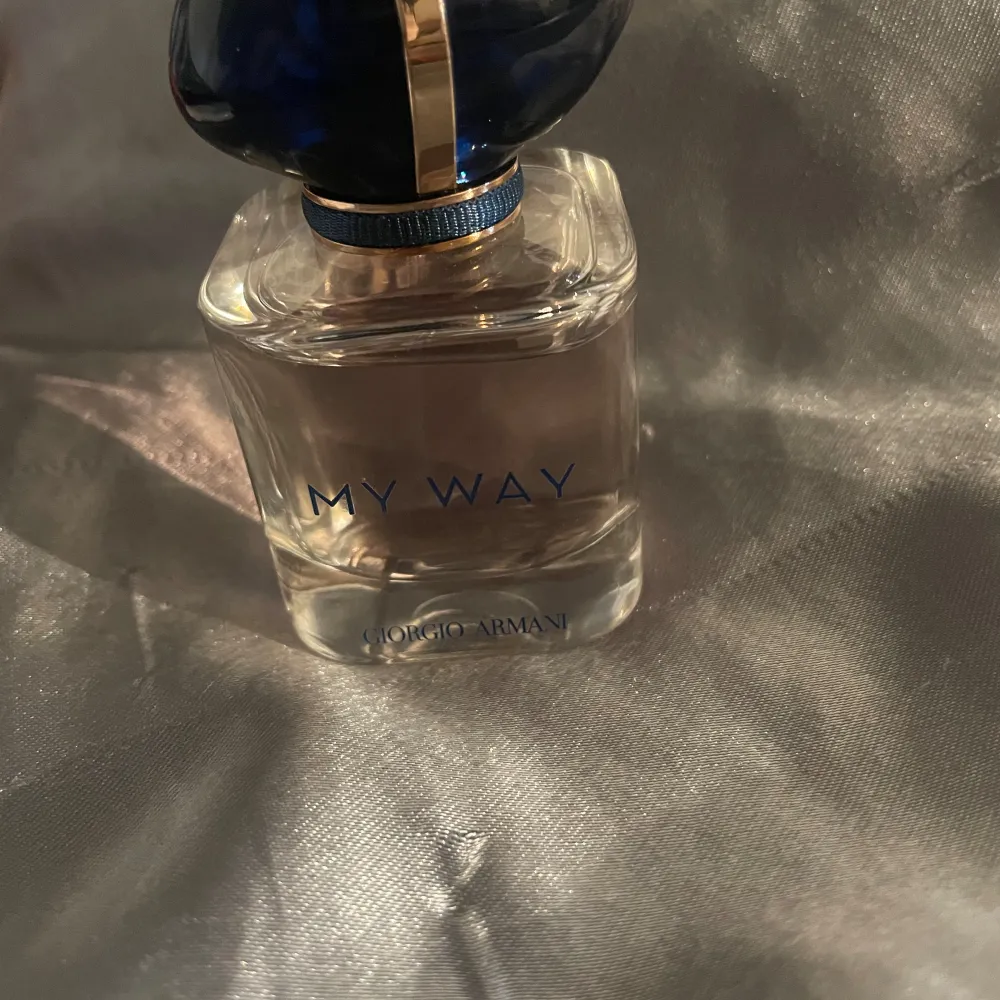 30ml parfym av Armani för 350kr. Endast sprutad en gång.. Skönhet.