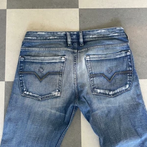 Lowwaist baggy/bootcut diesel jeans - Mycket bra skick🩷 Midjemått: 83 Innebensmått:80 Ytterbensmått:100 Storleken passar både m och s🩷  Hör av dig om du har frågor och kolla in våra andra varor!