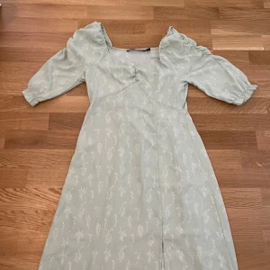 Klänning från VeraModa - Hej säljer en fin mint grön klänning passa bra nu inför sommaren inget fel på den som ny, skriv om ni är intresserade 🤍💕