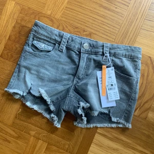 Jeansshorts - Jättesnygga jeansshorts med lapparna kvar från ginas barnavdelning. Kunde inte lämna tillbaka eftersom jag köpte för länge sedan, men oanvända för att de är för stora för mig som är ungefär 160.