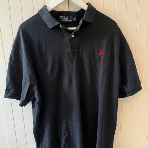 Ralph Lauren piké  - Säljer denna sköna Ralph lauren piké i storlek L. Den är i väldigt fint skick utan skador eller defekter. Vid frågor och funderingar är de bara att höra av sig. 