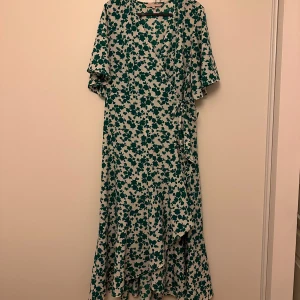 Pernilla Wahlgren klänning  - En super fin Pernilla Wahlgren omlottklänning, köpt på Ullared. Storlek M, i bra skick!  180kr, köparen står för frakten💚🫶🏼