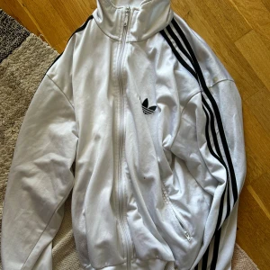 Adidas kofta - Jättefin kofta som tyvärr har defekter. Se bild 2/3. De syns inte jätte mycket på, den är jätteskön och ganska tunn 