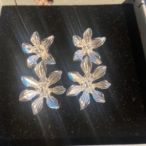 Örhängen  - Säljer dessa fina örhängen från glitter då jag anväder guld, nästan som nya, använda 2 gånger! 