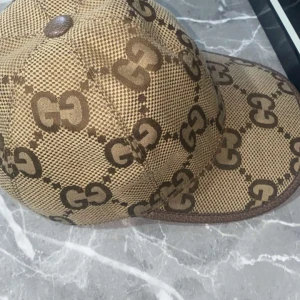 Gucci keps  - Hej jag säljer min Gucci keps jumbo på grund av att den passar inte min stil så jag säljer den den e använd 2-4 gånger det är st M om ni har fler frågor så e de ba att höra av dig 