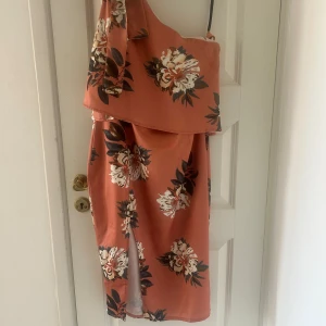 Klänning  - Somrig kläning med blommor, roset 