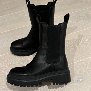 Boots - Säljer dessa snygga skor då de är för små för mig, bara använda ett fåtal ggr! Strl 36! 🤩