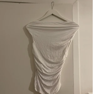 Vit tröja  - En tröja som sticker ut men som tyvärr inte kommer till mer än 2 gångers användning. Lite lång, man kan justera axlarna hur man vill. Frakt ingår med 29kr. 