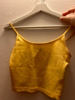 Gult basic linne - Gult basic linne från Hm i storlek xs. Använd men är i bra skick 🩷