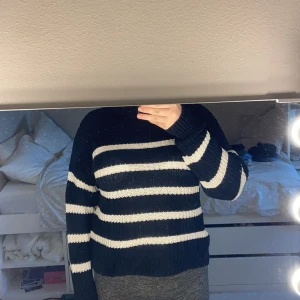 Randig stickad tröja  - Säljer min randiga stickade tröja från lager 157 då den ej kommer till användning, storlek M men skulle säga att den kan passa en storlek L också.