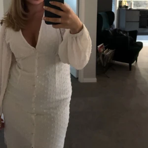 Veromoda klänning  - Vit Vero Moda klänning storlek M. Syns ej på bilden men går strax nedanför knäna.