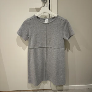 Stickad klänning - Stickad klänning med sömmar i bra skick