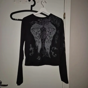 Shirt y2k - Använd några gånger men bra skick. Står 2xl men känns som typ L/xl. Ganska bra material och bekväm 