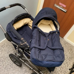 Barnvagn med barnväska  - En barnväska i väldigt gott skick samt barn väska som man kan bära ett barn i. Väldigt gott skick på det med. Väldigt bra kvalite och enormt bra omhändertaget. Funkar fint under vintern pågrund av hjulen. Man kan fälla upp vagnen i sittande position