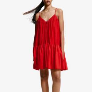 Säljer min as snygga röda klänning från h&m som är slutsåld i typ alla storlekar! Älskar färgen och modellen men tyvärr lite för lång för min smak❤️ endast använd en gång!