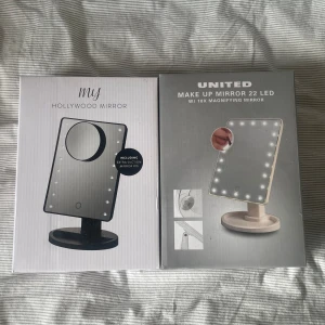 Sminkspeglar!!  - Säljer nu helt oanvända små sminkspeglar, eftersom jag redan har en själv (se bild 4). Speglarna är i färgen svart och vit och inkluderas en mini spegel inuti. Måtten är ungefär: 17x12x27. Köparen står för frakten och kan köpas en för sig,hör av er 💗