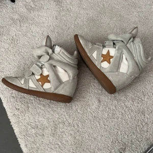 Isabel marant skor  - Säljer dessa Isabel marant skor då dom är lite förstora på mig Nypris 5000