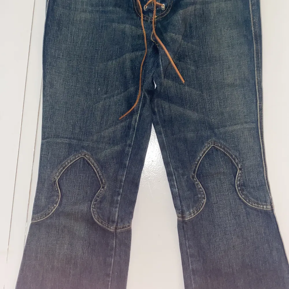 Unika jeans från guess, säljer då dom tyvärr inte passar mig! Helt nya med prislapp kvar kostade 88 dollar Midjemått-39cm Innerbenslängd-86cm. Jeans & Byxor.