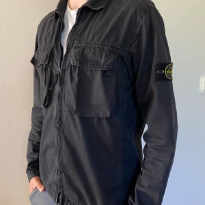 Stone island overshirt  - Säljer en galet snygg Stone Island overshirt till ett bra pris! Nypris ligger på 4,5-5 tusen kronor. Skick 9/10, inga defekter. Hör av er vid funderingar!