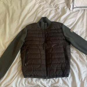Moncler cardigan - Säljer nu min moncler som jag har haft i ungefär 2 månader. Tyckte inte att den passade mig så bra så säljer den nu. Annars är den fortfarande i nyskick. Pis går att diskuteras vid snabb affär! Storlek S men kan passa som M också