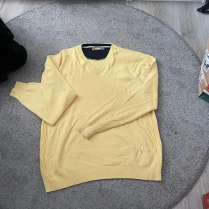 Sweatshirt  - En super snygg oversize sweatshirt i en sommar gul färg!! perfekt att ha under sena sommarkvällar!!!! Skriv för fler bilder💞💞