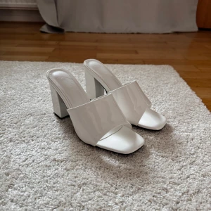 Klackskor (sandeletter) - Säljer nu mina vita sandeletter i St 38 Endast testade 