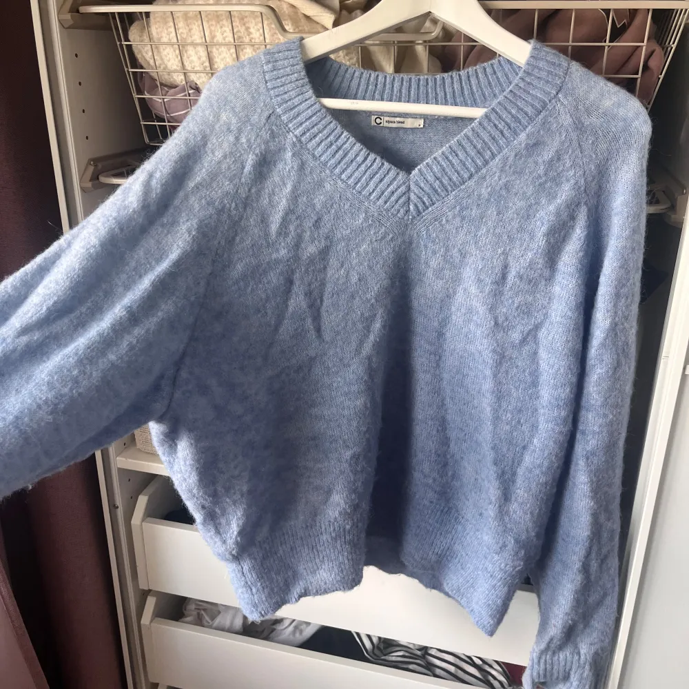 En stickad blå tröja som passar jättebra till jeans, short eller kjol. Den är storlek M och är i bra skick!💙. Tröjor & Koftor.