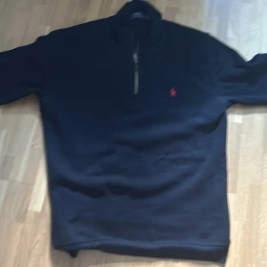 Ralph Lauren quarter zip - riktigt snygg quarter zip från ralph lauren, har knappt använt den och hittat inget behov av den. Nypris 1400:- Mitt pris 500