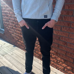 Svarta Tiger Of Sweden jeans (31/34) - Riktigt feta Tiger Of Sweden jeans i slim och storleken är 31/34.😊 Jeansen är i bra skick och nypris på dessa är 1500 men jag säljer den för endast 349 kronor🤩🌟 Hör av er för fler bilder eller frågor!