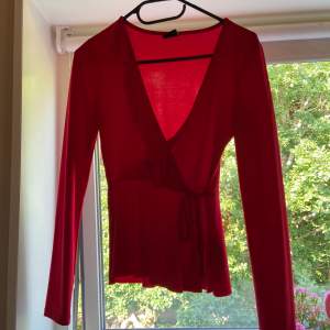Röd omlott tröja från Gina, den är gammal så tror ej den säljs längre. Super söt men använder tyvärr inte längre🫶🏼 strl xs