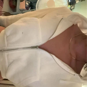 Kort kofta - Vit kofta som e kropped, väldigt fin o knappt använd. Köpare står för frakt🌸💕