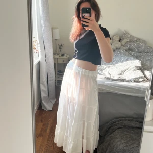 Kjol - Aldrig använd! Lång kjol som även är väldigt fin att ha lågmidjad om man är lite längre. Jag är 169cm lång och denna sitter perfekt på mig😊 