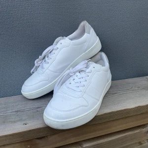 Vita sneakers - Fina vita sneakers från LINEAR. Använd ett fåtal gånger. Mjuk sula. Inköpta för 4år sedan.