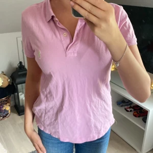 Rosa Polo T shirt - Superfin färg, har ett litet hål i sidan som jag visar på sista bilden 💞
