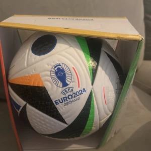 Em boll - Em officiella fotboll nypris 1650 5 i storlek ej använd  Kan frakta eller mötas upp