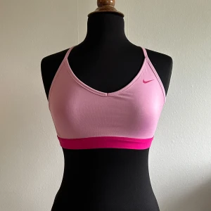 SPORT-BH - Supersnygg sport-bh från Nike! Storlek M, men passar även S🩷Toppenbra skick, endast använd fåtal gånger! Köpare står för frakt🤗