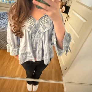 Odd molly  - Jätte fin blus från Odd molly som inte kommer till användning längre,har nån tråd som har gått upp fram men annars bra skick💕 står ingen storlek men passar mig som brukar ha S