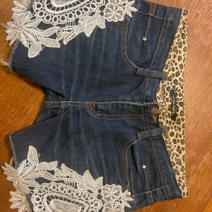 Jätte fina jeans short - Jätte fina jeans shorts med Leonard och strass detaljer, helt oanvända!!