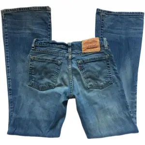 Så snygga utsvängda jeans från Levi’s i tjockt jeanstyg, Midjemått 72cm(rakt över 35cm) Innerbenslängd 77cm Grenhöjd 18,5cm